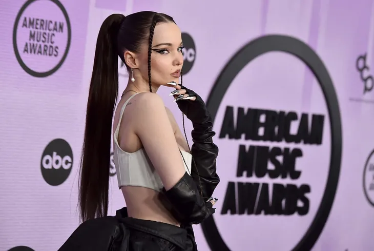 Thảm đỏ AMAs 2022: Gia đình Pink nổi bật, Kim Petras gợi nhớ đến Britney Spears - Ảnh 6. Thảm đỏ AMAs 2022: Gia đình Pink nổi bật, Kim Petras gợi nhớ đến Britney Spears - Ảnh 6.