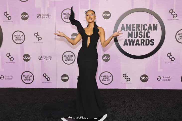 Thảm đỏ AMAs 2022: Gia đình Pink nổi bật, Kim Petras gợi nhớ đến Britney Spears - Ảnh 17. Thảm đỏ AMAs 2022: Gia đình Pink nổi bật, Kim Petras gợi nhớ đến Britney Spears - Ảnh 17.