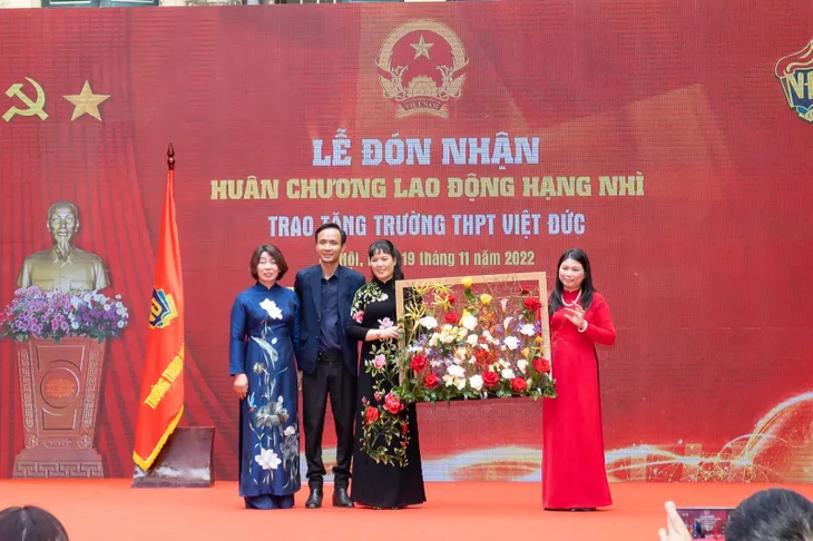 Trường THPT Việt Đức vinh dự đón nhận Huân chương Lao động hạng Nhì - Ảnh 8. Trường THPT Việt Đức vinh dự đón nhận Huân chương Lao động hạng Nhì - Ảnh 8.