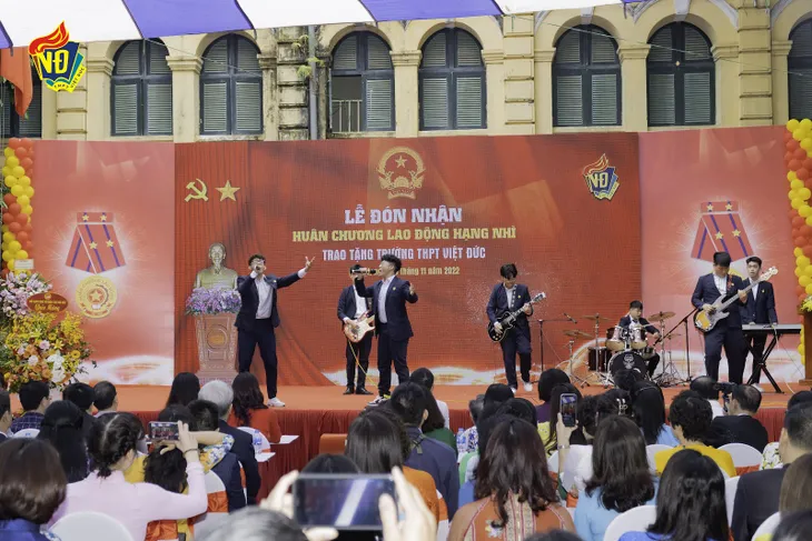 Trường THPT Việt Đức vinh dự đón nhận Huân chương Lao động hạng Nhì - Ảnh 7. Trường THPT Việt Đức vinh dự đón nhận Huân chương Lao động hạng Nhì - Ảnh 7.