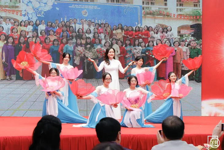 Trường THPT Việt Đức vinh dự đón nhận Huân chương Lao động hạng Nhì - Ảnh 5. Trường THPT Việt Đức vinh dự đón nhận Huân chương Lao động hạng Nhì - Ảnh 5.