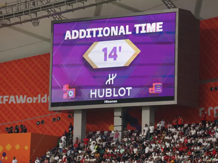 Tại sao các trận đấu tại World Cup Qatar 2022 lại có thời gian bù giờ dài đến vậy? - Ảnh 1. Tại sao các trận đấu tại World Cup Qatar 2022 lại có thời gian bù giờ dài đến vậy? - Ảnh 1.