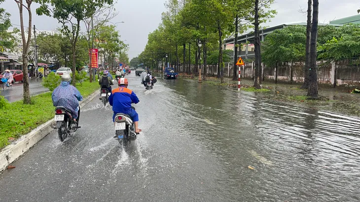 Mưa lớn kéo dài, nhiều tuyến đường tại TP Rạch Giá ngập nặng - Ảnh 2. Mưa lớn kéo dài, nhiều tuyến đường tại TP Rạch Giá ngập nặng - Ảnh 2.