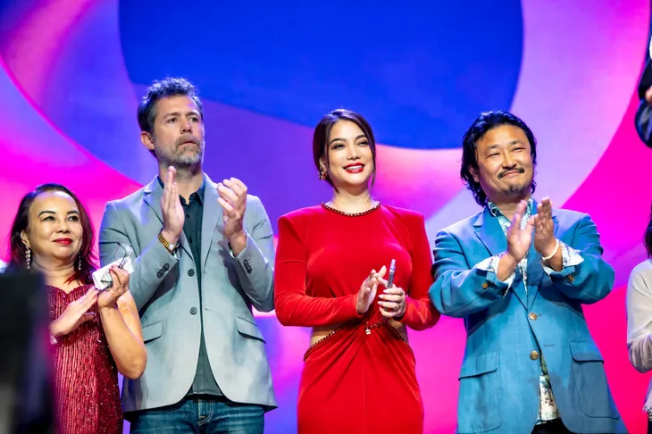 Trương Ngọc Ánh rạng rỡ hội ngộ Quyền Linh tại Liên hoan phim Asia World Film Festival 2022 - Ảnh 1. Trương Ngọc Ánh rạng rỡ hội ngộ Quyền Linh tại Liên hoan phim Asia World Film Festival 2022 - Ảnh 1.