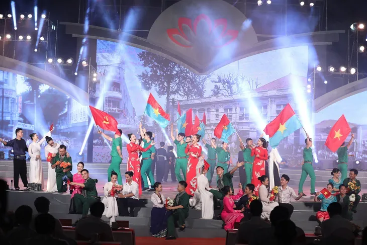 Chương trình nghệ thuật Dấu ấn Võ Văn Kiệt: Nhớ về người lãnh đạo mộc mạc, gần gũi - Ảnh 6. Chương trình nghệ thuật Dấu ấn Võ Văn Kiệt: Nhớ về người lãnh đạo mộc mạc, gần gũi - Ảnh 6.