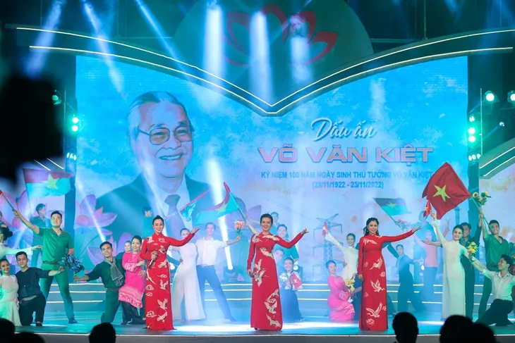 Chương trình nghệ thuật Dấu ấn Võ Văn Kiệt: Nhớ về người lãnh đạo mộc mạc, gần gũi - Ảnh 5. Chương trình nghệ thuật Dấu ấn Võ Văn Kiệt: Nhớ về người lãnh đạo mộc mạc, gần gũi - Ảnh 5.
