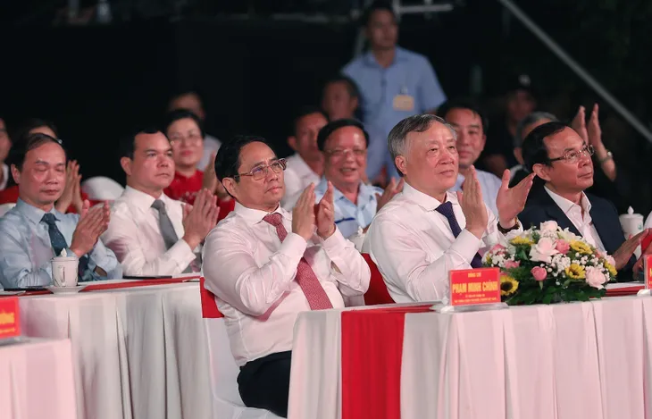 Chương trình nghệ thuật Dấu ấn Võ Văn Kiệt: Nhớ về người lãnh đạo mộc mạc, gần gũi - Ảnh 1. Chương trình nghệ thuật Dấu ấn Võ Văn Kiệt: Nhớ về người lãnh đạo mộc mạc, gần gũi - Ảnh 1.