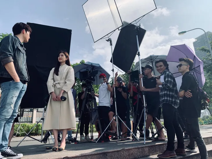 Lộ diện hai bóng hồng bên Đình Tú trong phim mới - Ảnh 2. Lộ diện hai bóng hồng bên Đình Tú trong phim mới - Ảnh 2.