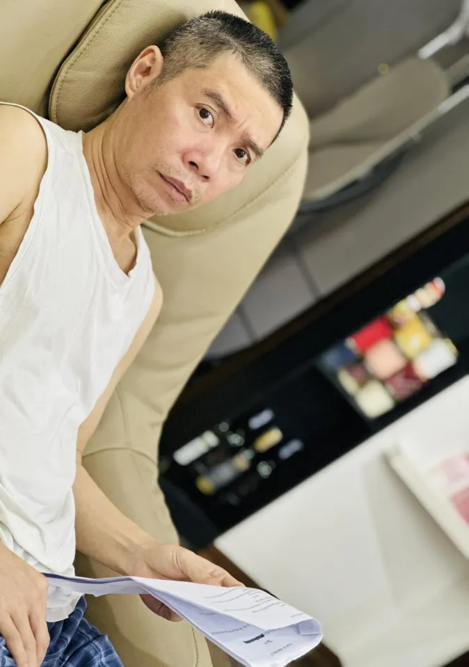 Sao Việt ngày 23/11: Nghệ sĩ Công Lý đọc kịch bản phim mới, Lê Phương tươi tắn sau mổ tim - Ảnh 1. Sao Việt ngày 23/11: Nghệ sĩ Công Lý đọc kịch bản phim mới, Lê Phương tươi tắn sau mổ tim - Ảnh 1.