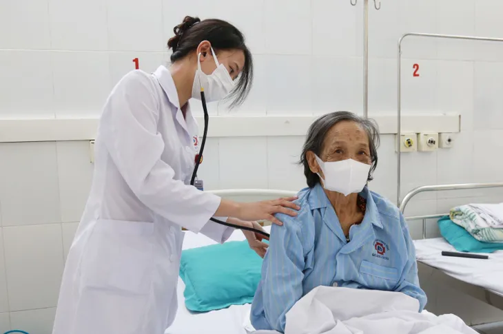 Nguy cơ viêm phổi trở nặng ở người cao tuổi trong thời tiết giao mùa - Ảnh 1. Nguy cơ viêm phổi trở nặng ở người cao tuổi trong thời tiết giao mùa - Ảnh 1.