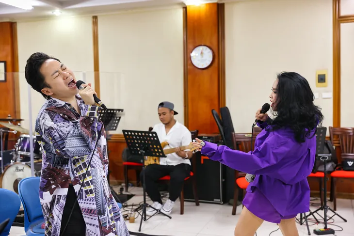 Á quân Ca sĩ mặt nạ Hà Trần bay gấp ra Hà Nội vì Tùng Dương - Ảnh 2. Á quân Ca sĩ mặt nạ Hà Trần bay gấp ra Hà Nội vì Tùng Dương - Ảnh 2.