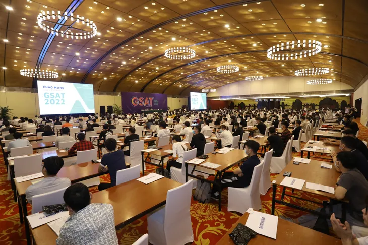 Kỹ sư và cử nhân đại học tham gia thi GSAT lần thứ 3 trong năm 2022 - Ảnh 2.