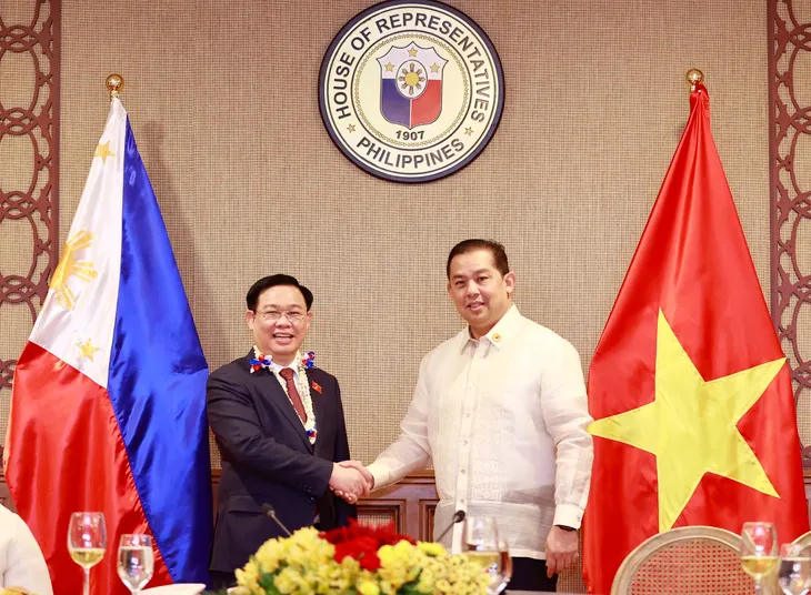Chủ tịch Quốc hội Vương Đình Huệ hội đàm với Chủ tịch Hạ viện Philippines Martin Romualdez - Ảnh 1. Chủ tịch Quốc hội Vương Đình Huệ hội đàm với Chủ tịch Hạ viện Philippines Martin Romualdez - Ảnh 1.