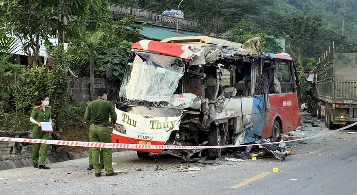 Ô tô khách va chạm với xe đầu kéo, 2 người tử vong - Ảnh 1. Ô tô khách va chạm với xe đầu kéo, 2 người tử vong - Ảnh 1.
