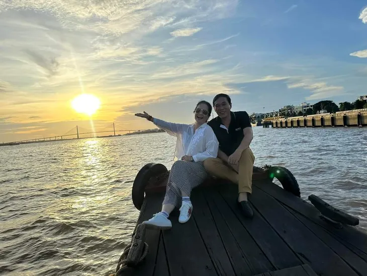 Sao Việt ngày 23/11: Nghệ sĩ Công Lý đọc kịch bản phim mới, Lê Phương tươi tắn sau mổ tim - Ảnh 5. Sao Việt ngày 23/11: Nghệ sĩ Công Lý đọc kịch bản phim mới, Lê Phương tươi tắn sau mổ tim - Ảnh 5.