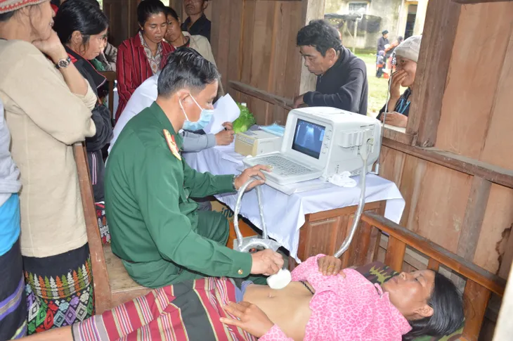 Quảng Nam: Thăm, tặng quà, khám bệnh cấp thuốc cho nhân dân các bộ tộc Lào - Ảnh 1.