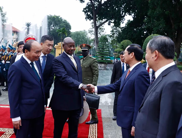 Chủ tịch nước Nguyễn Xuân Phúc chủ trì Lễ đón Tổng thống Uganda thăm chính thức Việt Nam - Ảnh 2. Chủ tịch nước Nguyễn Xuân Phúc chủ trì Lễ đón Tổng thống Uganda thăm chính thức Việt Nam - Ảnh 2.