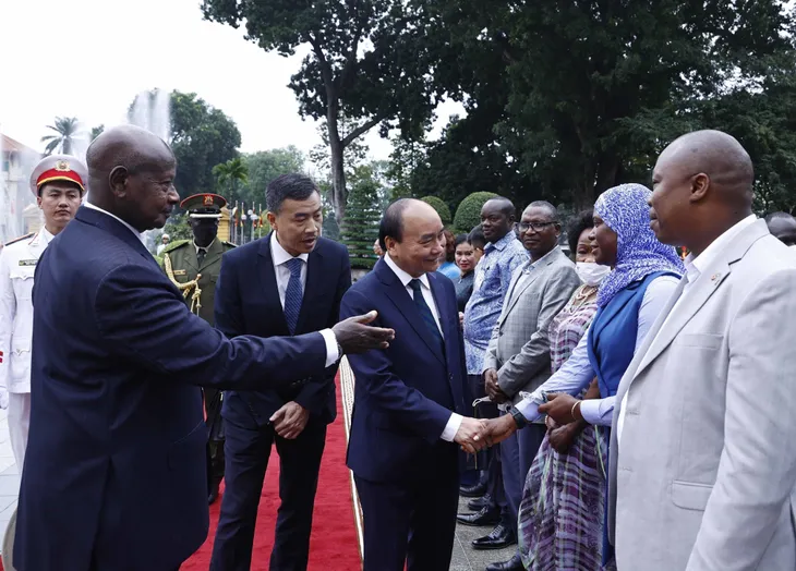 Chủ tịch nước Nguyễn Xuân Phúc chủ trì Lễ đón Tổng thống Uganda thăm chính thức Việt Nam - Ảnh 3. Chủ tịch nước Nguyễn Xuân Phúc chủ trì Lễ đón Tổng thống Uganda thăm chính thức Việt Nam - Ảnh 3.