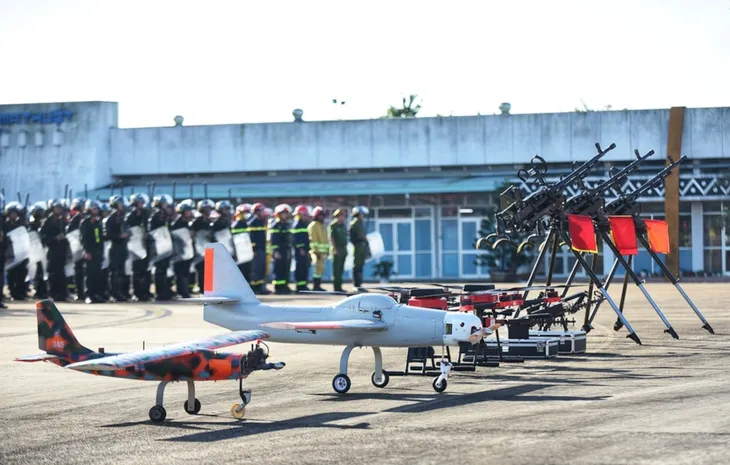 Diễn tập bắn hạ UAV, ngăn bạo loạn khủng bố tại sân bay Buôn Ma Thuột - Ảnh 1. Diễn tập bắn hạ UAV, ngăn bạo loạn khủng bố tại sân bay Buôn Ma Thuột - Ảnh 1.