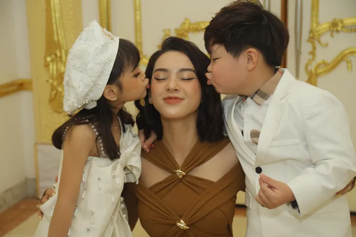 Quỳnh Lương đọ sắc với Quỳnh Kool trong họp báo ra mắt phim mới - Ảnh 8. Quỳnh Lương đọ sắc với Quỳnh Kool trong họp báo ra mắt phim mới - Ảnh 8.