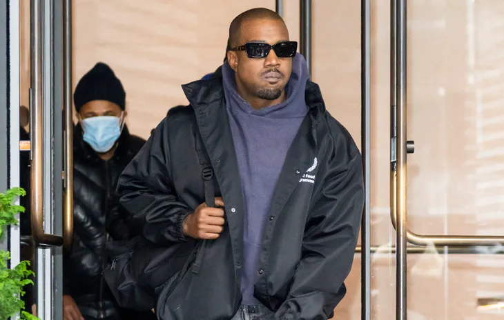 Kanye West bị tố bắt nạt nhân viên tại Adidas - Ảnh 1. Kanye West bị tố bắt nạt nhân viên tại Adidas - Ảnh 1.