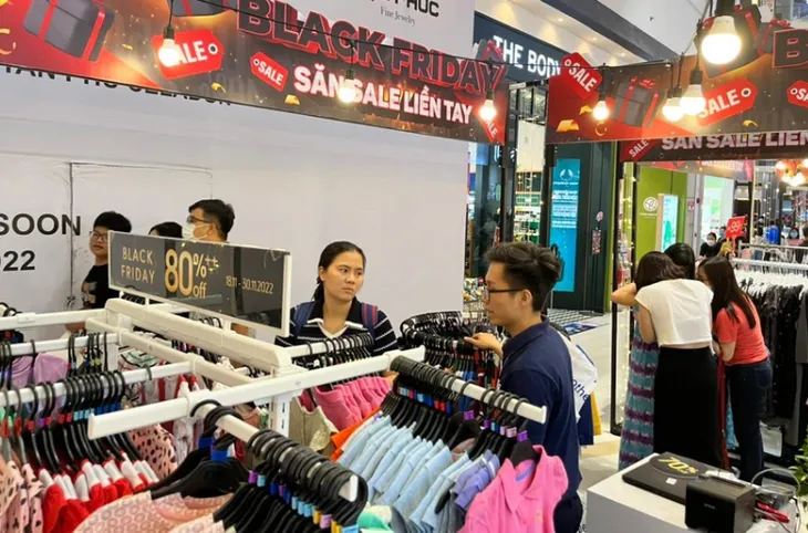 Nhộn nhịp không khí mua sắm dịp Black Friday - Ảnh 1. Nhộn nhịp không khí mua sắm dịp Black Friday - Ảnh 1.