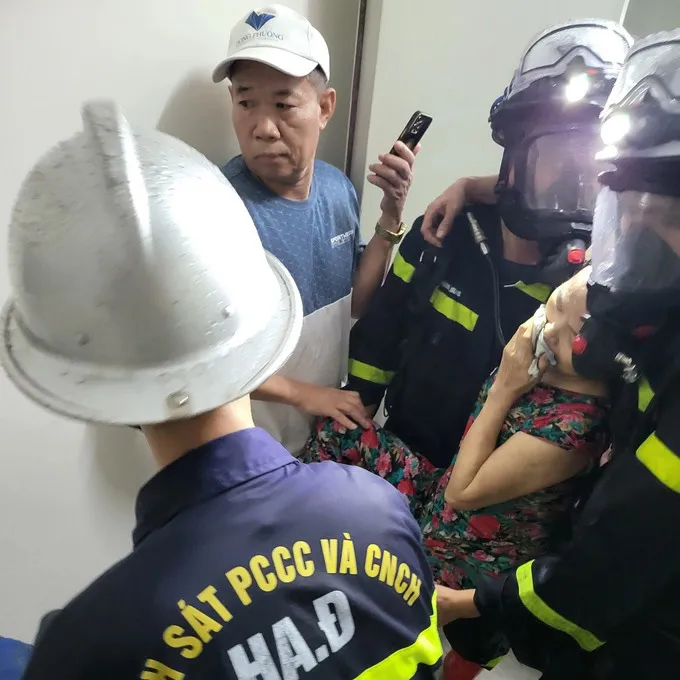 Hà Nội: Cứu thoát 2 người phụ nữ bị mắc kẹt trong đám cháy chung cư - Ảnh 2. Hà Nội: Cứu thoát 2 người phụ nữ bị mắc kẹt trong đám cháy chung cư - Ảnh 2.