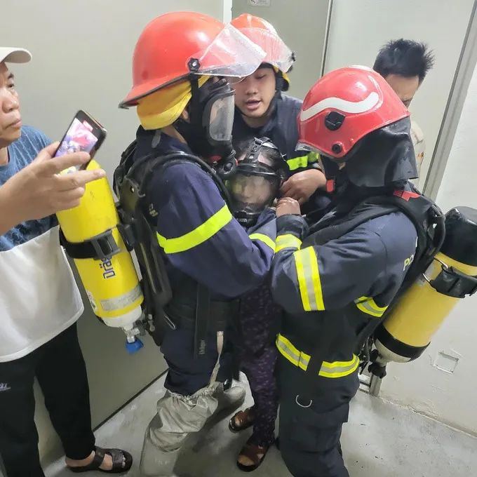 Hà Nội: Cứu thoát 2 người phụ nữ bị mắc kẹt trong đám cháy chung cư - Ảnh 1. Hà Nội: Cứu thoát 2 người phụ nữ bị mắc kẹt trong đám cháy chung cư - Ảnh 1.