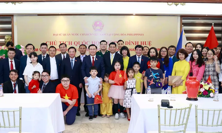 Chủ tịch Quốc hội Vương Đình Huệ gặp gỡ cán bộ Đại sứ quán Việt Nam tại Philippines - Ảnh 1. Chủ tịch Quốc hội Vương Đình Huệ gặp gỡ cán bộ Đại sứ quán Việt Nam tại Philippines - Ảnh 1.