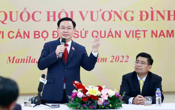 Chủ tịch Quốc hội Vương Đình Huệ gặp gỡ cán bộ Đại sứ quán Việt Nam tại Philippines - Ảnh 2. Chủ tịch Quốc hội Vương Đình Huệ gặp gỡ cán bộ Đại sứ quán Việt Nam tại Philippines - Ảnh 2.