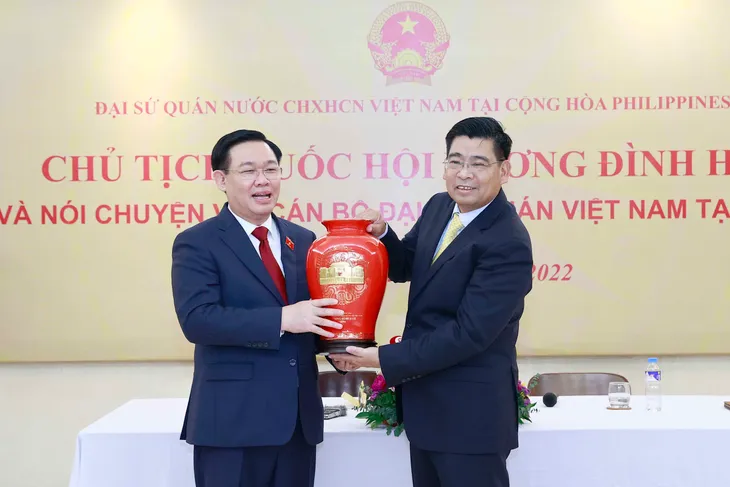Chủ tịch Quốc hội Vương Đình Huệ gặp gỡ cán bộ Đại sứ quán Việt Nam tại Philippines - Ảnh 3. Chủ tịch Quốc hội Vương Đình Huệ gặp gỡ cán bộ Đại sứ quán Việt Nam tại Philippines - Ảnh 3.