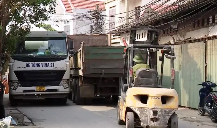 Xe quá khổ, quá tải vẫn ngang nhiên hoành hành - Ảnh 1. Xe quá khổ, quá tải vẫn ngang nhiên hoành hành - Ảnh 1.
