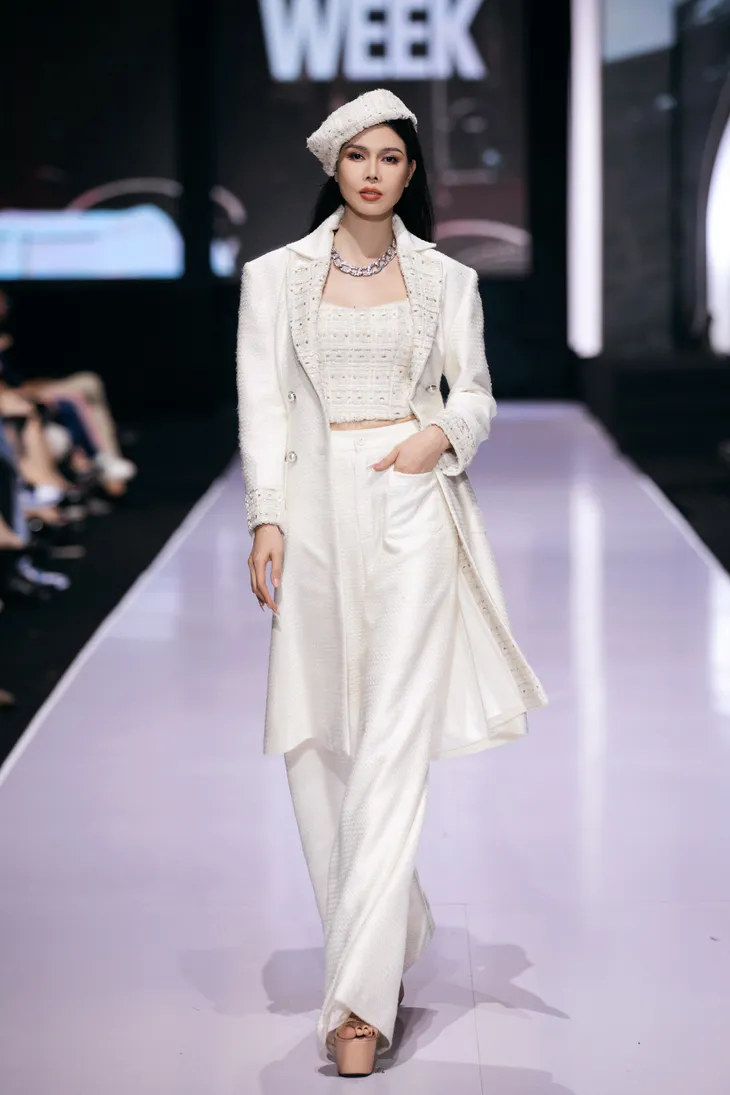Thanh Hằng diện áo corset hững hờ làm vedette - Ảnh 5. Thanh Hằng diện áo corset hững hờ làm vedette - Ảnh 5.