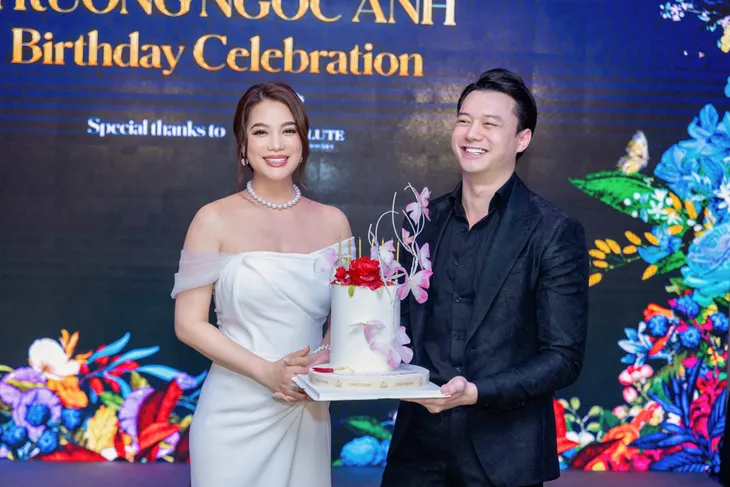 Trương Ngọc Ánh hạnh phúc cùng bạn trai trong ngày sinh nhật - Ảnh 1. Trương Ngọc Ánh hạnh phúc cùng bạn trai trong ngày sinh nhật - Ảnh 1.