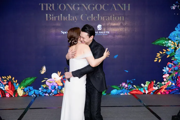 Trương Ngọc Ánh hạnh phúc cùng bạn trai trong ngày sinh nhật - Ảnh 2. Trương Ngọc Ánh hạnh phúc cùng bạn trai trong ngày sinh nhật - Ảnh 2.