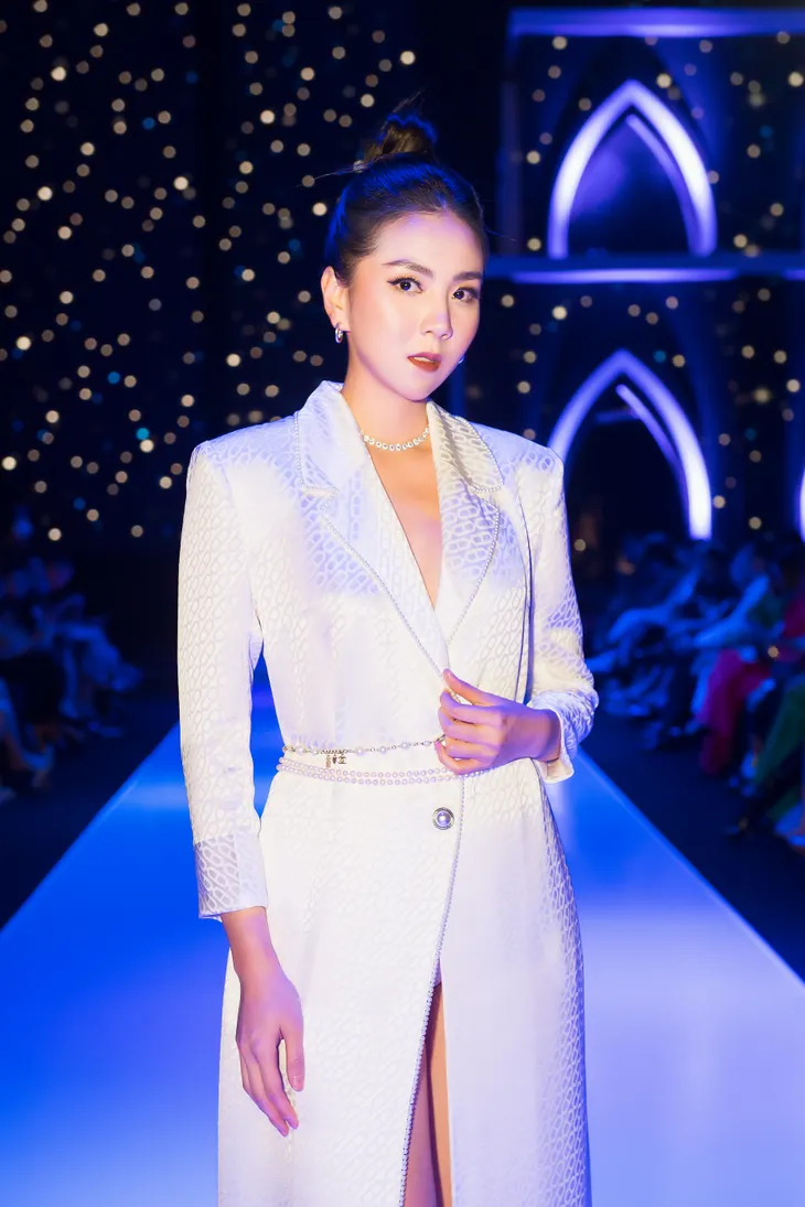 Huyền My, Lương Thanh chiếm spotlight trên thảm đỏ Fashion Week ngày thứ hai - Ảnh 5. Huyền My, Lương Thanh chiếm spotlight trên thảm đỏ Fashion Week ngày thứ hai - Ảnh 5.