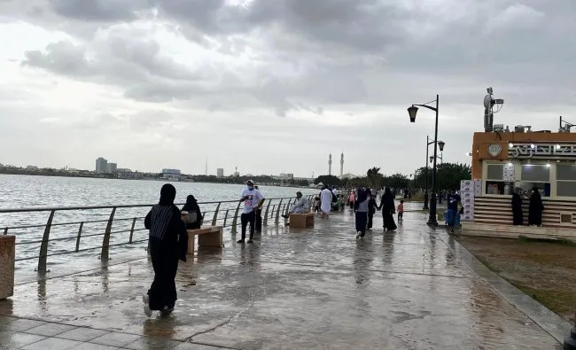 Lũ quét tàn phá tại Saudi Arabia, hai người thiệt mạng - Ảnh 2. Lũ quét tàn phá tại Saudi Arabia, hai người thiệt mạng - Ảnh 2.