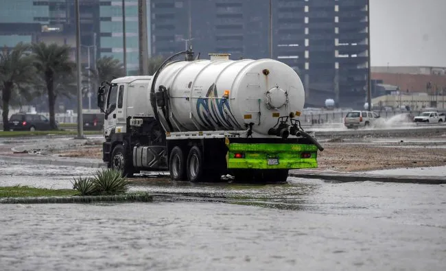 Lũ quét tàn phá tại Saudi Arabia, hai người thiệt mạng - Ảnh 1. Lũ quét tàn phá tại Saudi Arabia, hai người thiệt mạng - Ảnh 1.