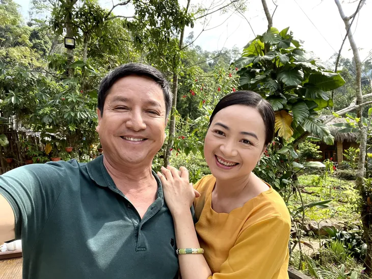 NSƯT Chí Trung lặng lẽ ăn bánh mì, bị vắt cắn ở Thông gia ngõ hẹp - Ảnh 2.