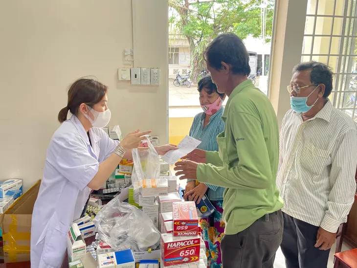 Nghĩa tình thầy thuốc áo lính với bà con vùng biên - Ảnh 3. Nghĩa tình thầy thuốc áo lính với bà con vùng biên - Ảnh 3.