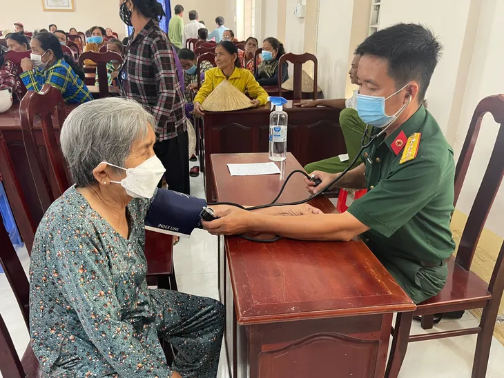 Nghĩa tình thầy thuốc áo lính với bà con vùng biên - Ảnh 1. Nghĩa tình thầy thuốc áo lính với bà con vùng biên - Ảnh 1.