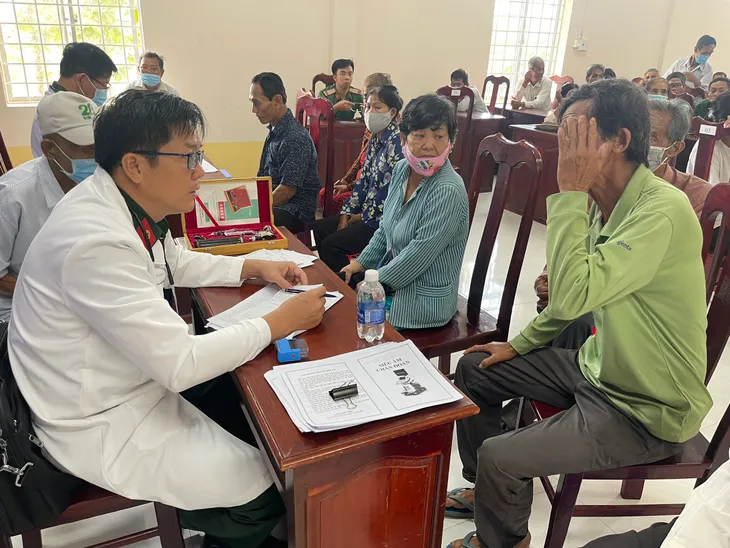 Nghĩa tình thầy thuốc áo lính với bà con vùng biên - Ảnh 2. Nghĩa tình thầy thuốc áo lính với bà con vùng biên - Ảnh 2.