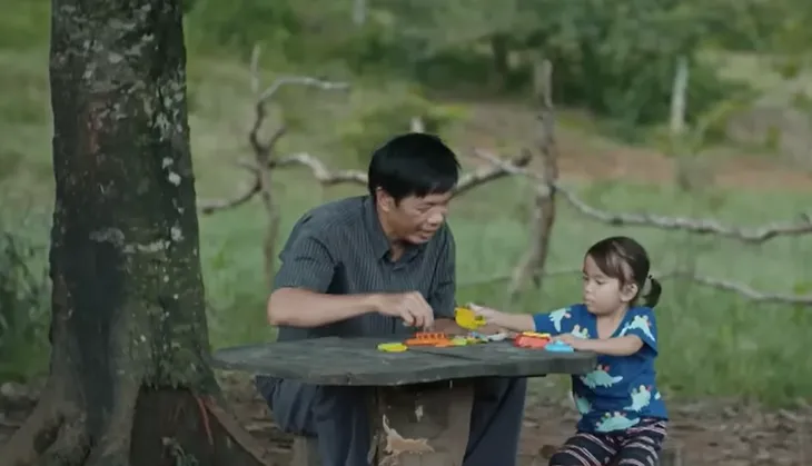Mẹ rơm - Tập 15: Mô vỡ òa hạnh phúc khi lần đầu được Hạt Dẻ gọi cha - Ảnh 1. Mẹ rơm - Tập 15: Mô vỡ òa hạnh phúc khi lần đầu được Hạt Dẻ gọi cha - Ảnh 1.