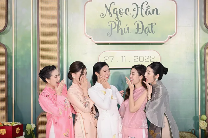 Dàn Hoa hậu, người đẹp phù dâu trong lễ ăn hỏi của Ngọc Hân - Ảnh 4. Dàn Hoa hậu, người đẹp phù dâu trong lễ ăn hỏi của Ngọc Hân - Ảnh 4.