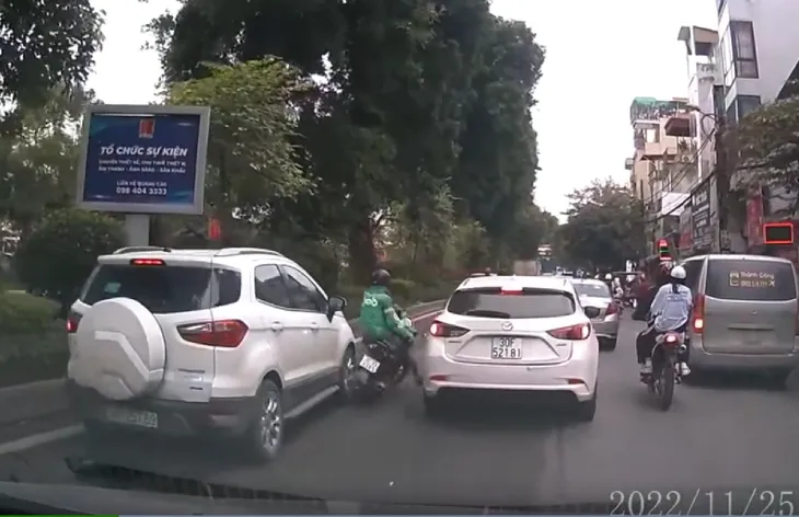 Người đàn ông đi xe máy gặp tai nạn vì luồn lách điền vào chỗ trống - Ảnh 2. Người đàn ông đi xe máy gặp tai nạn vì luồn lách điền vào chỗ trống - Ảnh 2.