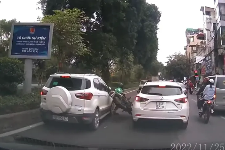 Người đàn ông đi xe máy gặp tai nạn vì luồn lách điền vào chỗ trống - Ảnh 3. Người đàn ông đi xe máy gặp tai nạn vì luồn lách điền vào chỗ trống - Ảnh 3.