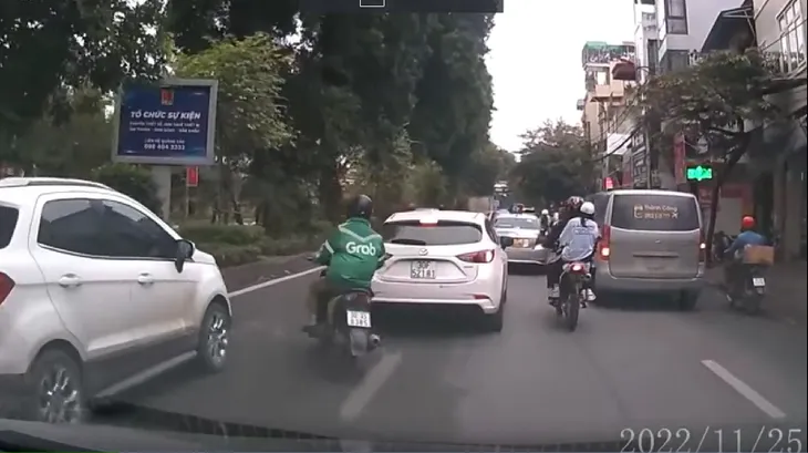 Người đàn ông đi xe máy gặp tai nạn vì luồn lách điền vào chỗ trống - Ảnh 1. Người đàn ông đi xe máy gặp tai nạn vì luồn lách điền vào chỗ trống - Ảnh 1.