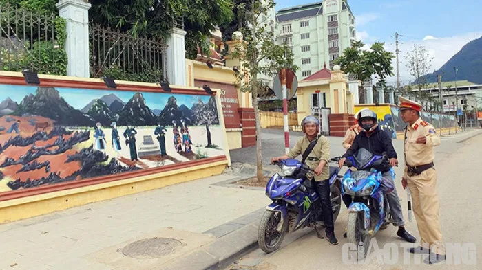 Đảm bảo an toàn giao thông dịp Lễ hội hoa tam giác mạch - Ảnh 1. Đảm bảo an toàn giao thông dịp Lễ hội hoa tam giác mạch - Ảnh 1.