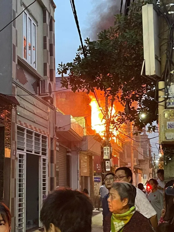 Hỏa hoạn thiêu rụi căn nhà hai tầng lúc chủ nhà đi vắng - Ảnh 1. Hỏa hoạn thiêu rụi căn nhà hai tầng lúc chủ nhà đi vắng - Ảnh 1.