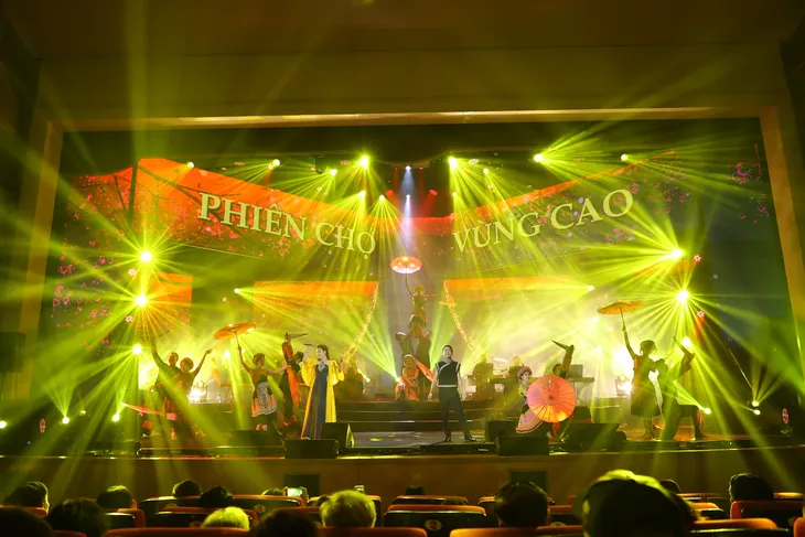 Sao Mai Lương Nguyệt Anh biến hóa trong liveshow đầu tiên - Ảnh 1. Sao Mai Lương Nguyệt Anh biến hóa trong liveshow đầu tiên - Ảnh 1.